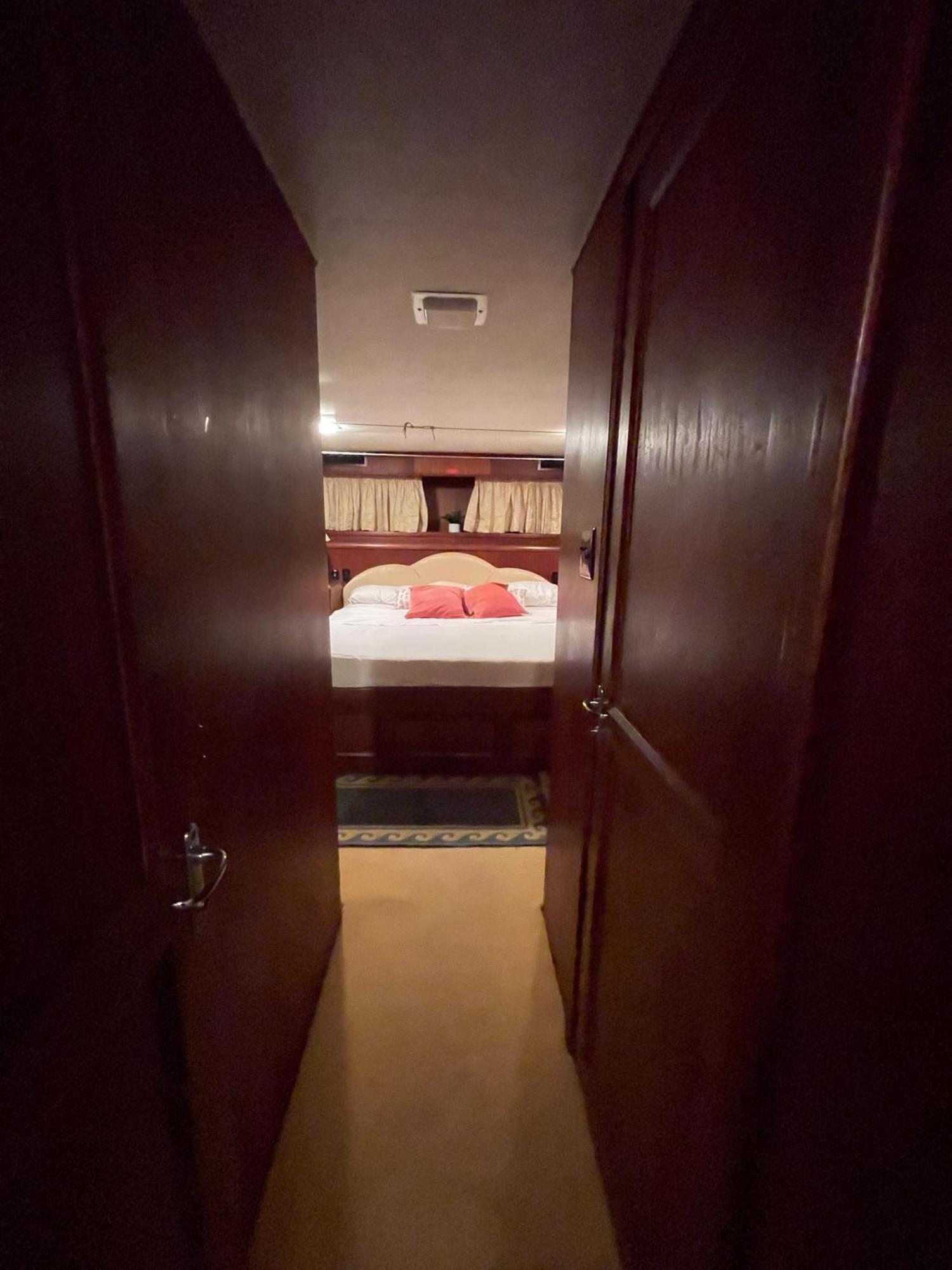 Hotel Yacht Our Alissa Сан-Адриан-де-Бесос Экстерьер фото